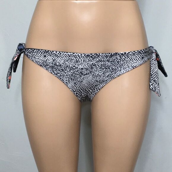 New. Volcom reversible side tie bikini. - Picture 8 of 10